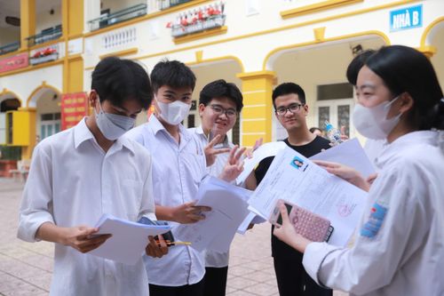 Nhiều sỹ tử Thủ đô rạng rỡ sau khi hoàn thành môn thi Toán