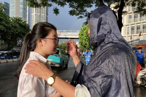 Thí sinh Hà Nội đội mưa đi thi tốt nghiệp THPT