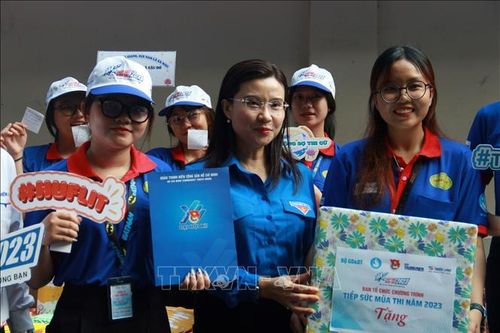 Thăm, tặng quà các đội hình 'Tiếp sức mùa thi' ở TP Hồ Chí Minh