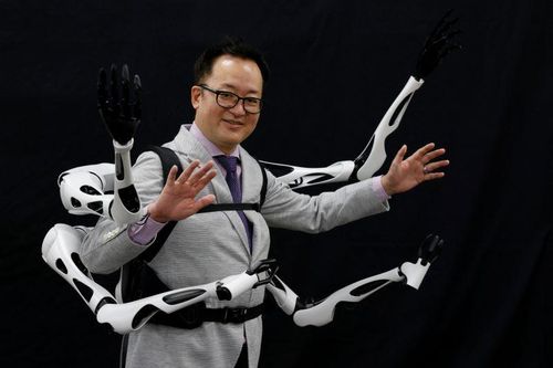Nhật Bản chế tạo robot nhiều tay có thể đeo trên lưng