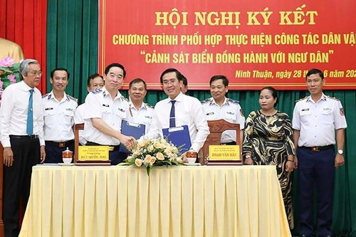 Cảnh sát biển đồng hành với ngư dân Ninh Thuận