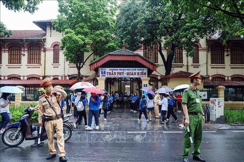 Cảnh sát giao thông tiếp sức, hỗ trợ thí sinh dự thi tốt nghiệp THPT