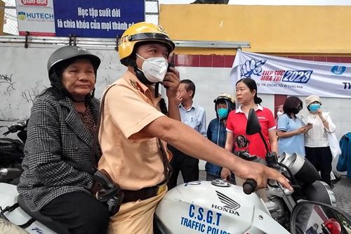 CSGT chở người nhà về lấy sổ hộ khẩu 'cứu' thí sinh bị thất lạc CCCD