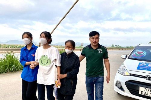 Nghệ An: Vượt hàng chục cây số, đón nữ sinh sốt 39 độ vào phòng thi