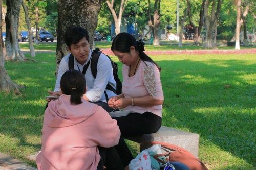 Huế: Vay 4 triệu đồng đưa con từ vùng cao về thành phố thi tốt nghiệp THPT