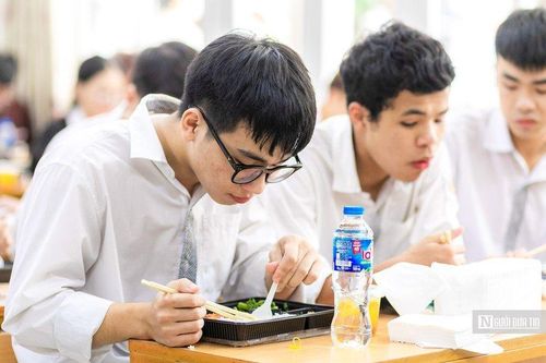 Ấm lòng bữa ăn vội của các sĩ tử trong ngày thi căng thẳng
