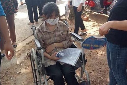 Thí sinh vừa mổ ruột thừa, được tình nguyện dùng xe lăn đưa vào phòng