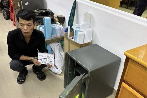 Bắt đối tượng trèo tường đột nhập công ty trộm tài sản trong két sắt