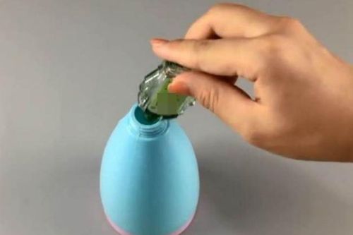 Đổ dầu gió vào giấm trắng: Công dụng tuyệt vời nhà ai cũng cần, tiết kiệm tiền triệu mỗi năm