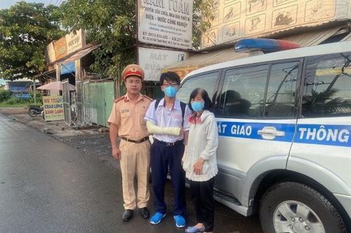 Nghĩa cử cao đẹp của chiến sĩ cảnh sát giao thông