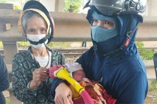 Đứa trẻ 2 ngày tuổi bị bỏ rơi ở chân cầu và cái kết trọn vẹn