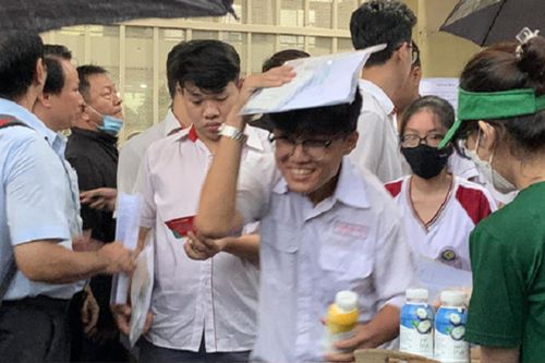 Thí sinh đánh giá đề Toán thi tốt nghiệp THPT 2023 'dễ thở', tự tin đạt 6 - 8 điểm