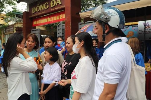 Thi tốt nghiệp THPT 2023: Cả 'tập đoàn' hơn chục người đưa con đi thi