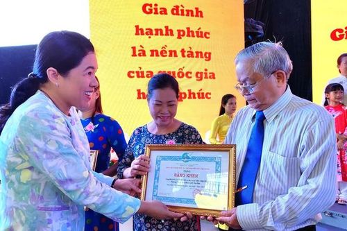 TPHCM: Tôn vinh 50 gia đình hạnh phúc, nuôi dạy con vừa hồng vừa chuyên