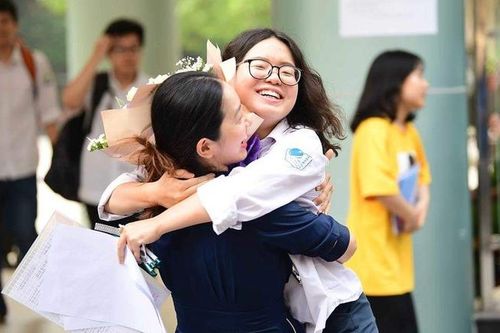 Tranh cãi chuyện bố mẹ nghỉ làm đưa con đi thi tốt nghiệp THPT: Dù đi làm tâm trạng cũng bứt rứt, lo lắng không yên