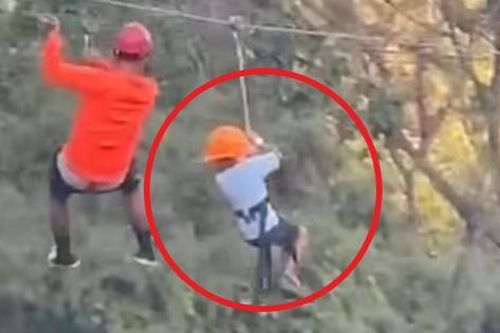 Chơi trò đu dây mạo hiểm, cậu bé bị rơi giữa chừng từ độ cao 12m, clip hiện trường gây sốc