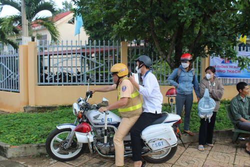 Đắk Lắk: Cảnh sát giao thông hỗ trợ kịp thời thí sinh nhầm địa điểm thi