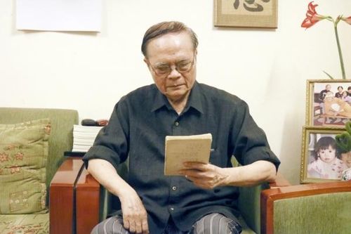 Đề thi môn Ngữ văn THPT 2023: Nhà thơ Anh Ngọc, tác giả bài thơ 'Đi qua cơn giông' nói gì?