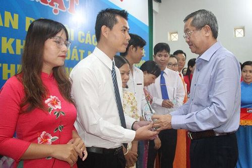 An Giang biểu dương 51 gia đình cán bộ hội tiêu biểu và 33 tập thể, cá nhân phụ nữ vượt khó, thoát nghèo
