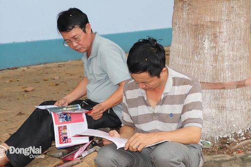 Phụ huynh nghỉ làm, thay nhau đưa con đi thi