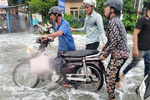 Quốc lộ 1K ngập cục bộ sau cơn mưa chiều 28-6