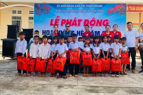 Tặng 750 suất quà cho người nghèo, thí sinh dự thi tốt nghiệp THPT và học sinh khó khăn huyện Kbang
