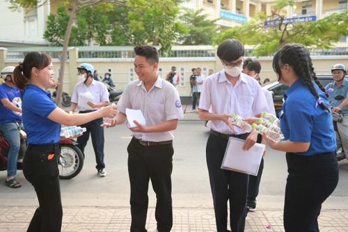 Gần 700 tình nguyện viên tham gia 'Tiếp sức mùa thi'