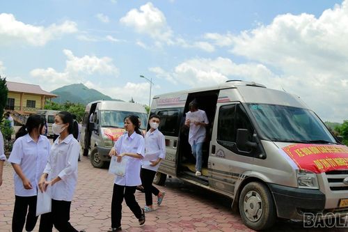 Những chuyến xe tiếp sức thí sinh 'vượt vũ môn'