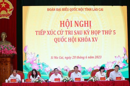 Đồng chí Trần Cẩm Tú và Đoàn đại biểu Quốc hội tỉnh tiếp xúc cử tri tại huyện Si Ma Cai