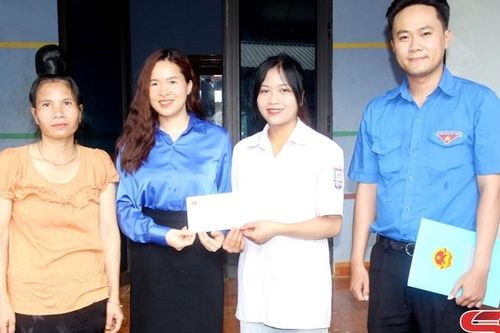 Tặng quà cho 5 thí sinh có hoàn cảnh khó khăn trước Kỳ thi tốt nghiệp THPT