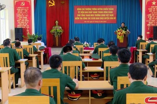 Đồng chí Phó Tổng Tham mưu trưởng Quân đội nhân dân Việt Nam làm việc tại huyện Vân Hồ