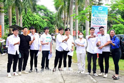 Thí sinh hoàn thành môn thi đầu tiên