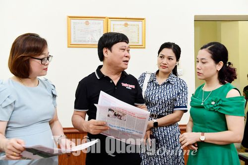 Báo Tuyên Quang trao đổi nghiệp vụ với Báo Nam Định