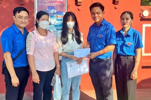 Thành đoàn Huế tặng quà hỗ trợ thí sinh khó khăn từ A Lưới về Huế dự thi