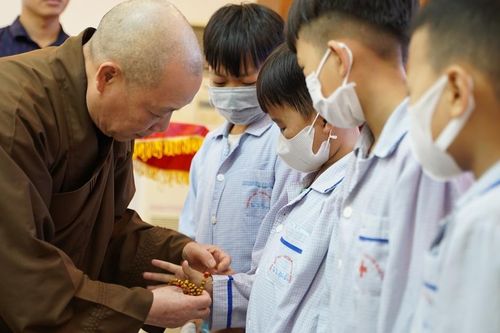 Hà Nội: Hòa thượng Thích Bảo Nghiêm thăm bệnh nhân tại Viện Huyết học - Truyền máu Trung ương