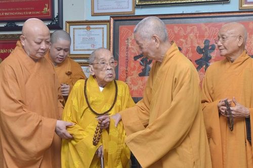 Đức Pháp chủ GHPGVN thăm Đại lão Hòa thượng Thích Hiển Tu, 103 tuổi