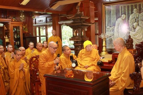 Trưởng lão Hòa thượng Thích Trí Quảng thăm Thiền sư Thích Thanh Từ
