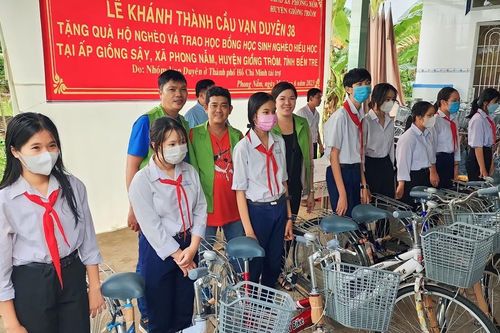 Nhóm từ thiện Vạn Duyên trao 'Nhịp cầu yêu thương' ở Bến Tre