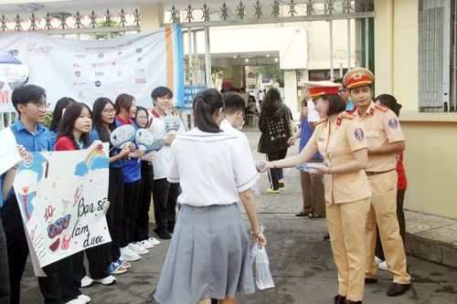 Thành phố Hồ Chí Minh: Hình ảnh đẹp của CSGT tại các điểm thi tốt nghiệp THPT