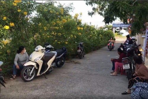 Cảnh sát giao thông chở nữ sinh về nhà lấy giấy tờ để kịp giờ thi