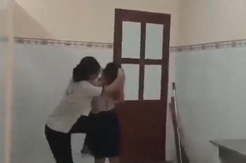 Nữ sinh ở TP Hồ Chí Minh bị bạn đánh trong nhà vệ sinh