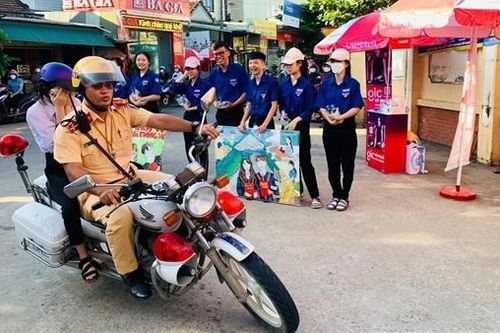 'Nếu không có các chú, chắc năm sau con phải thi lại'