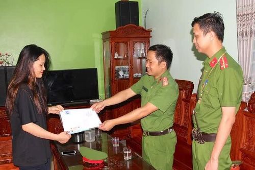 Công an Hà Nam đến tận nhà trả lại thẻ dự thi tốt nghiệp trung học phổ thông cho thí sinh đánh rơi
