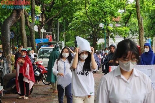 Hà Nội: Sĩ tử 'đội mưa' đi thi tốt nghiệp trung học phổ thông