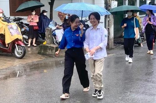 Thi tốt nghiệp trung học phổ thông: 'Mưa to đã có tình nguyện viên lo'