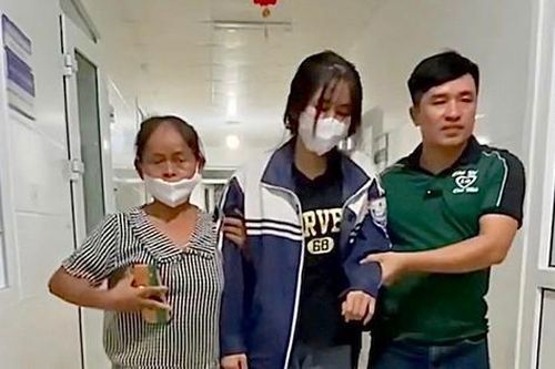 Nghệ An: Thí sinh xin xuất viện đi thi dù không đứng vững, sốt 39 độ