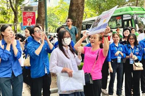Sĩ tử rạng rỡ, phụ huynh 'thở phào' kết thúc ngày thi đầu tiên kỳ thi tốt nghiệp trung học phổ thông 2023