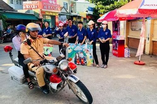 CSGT dùng môtô đặc chủng chở thí sinh về lấy giấy tờ để kịp thi tốt nghiệp THPT