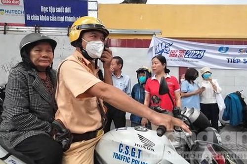 Những câu chuyện đẹp về Công an giúp thí sinh trong ngày đầu thi tốt nghiệp THPT