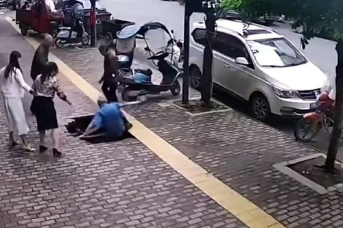 Hố tử thần 'nuốt chửng' cụ ông đứng trên vỉa hè